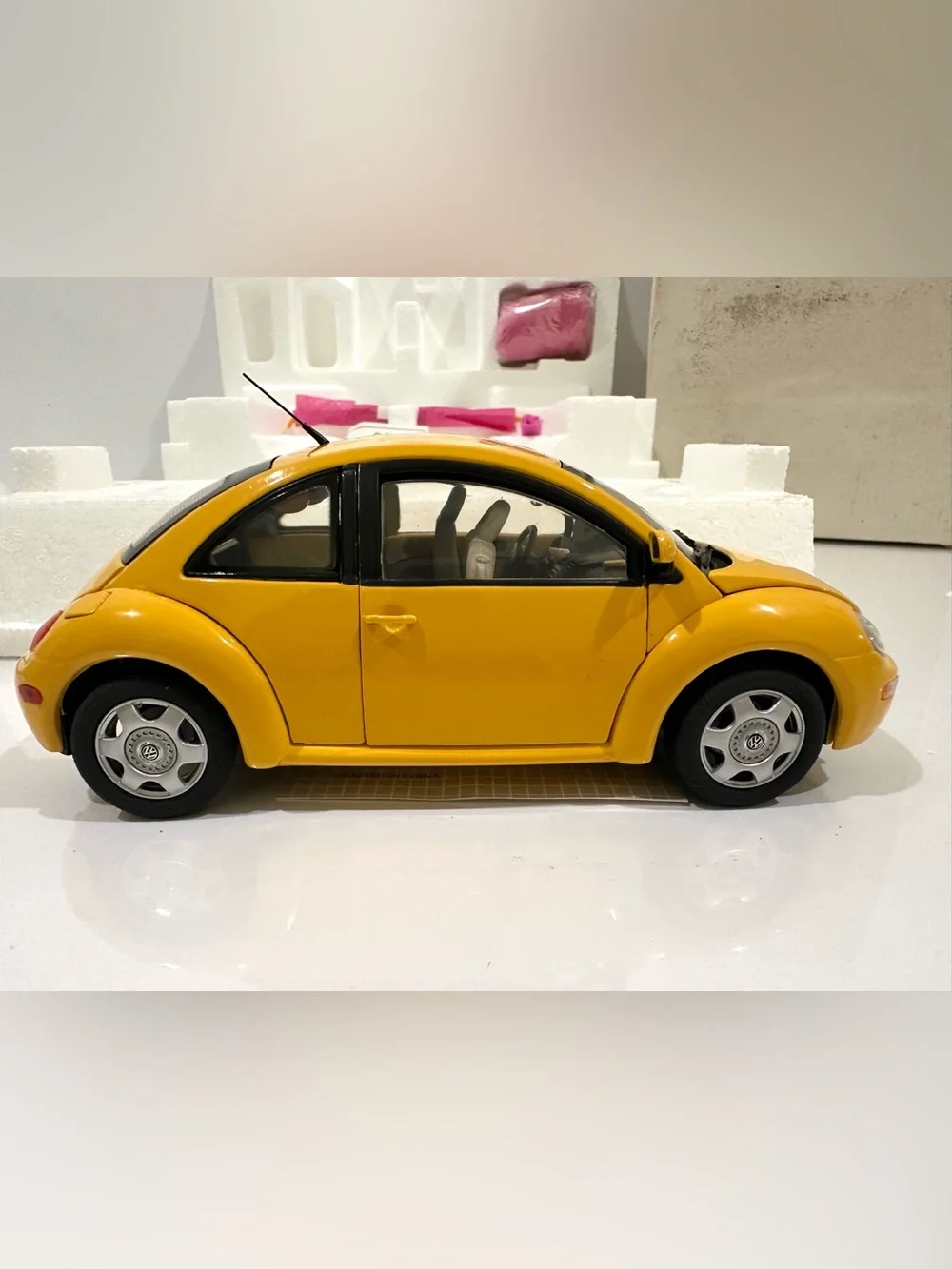 NIB Franklin Mint 2000 Limited Edition Volkswagen New Y2K Beetle Yellow 1:24
